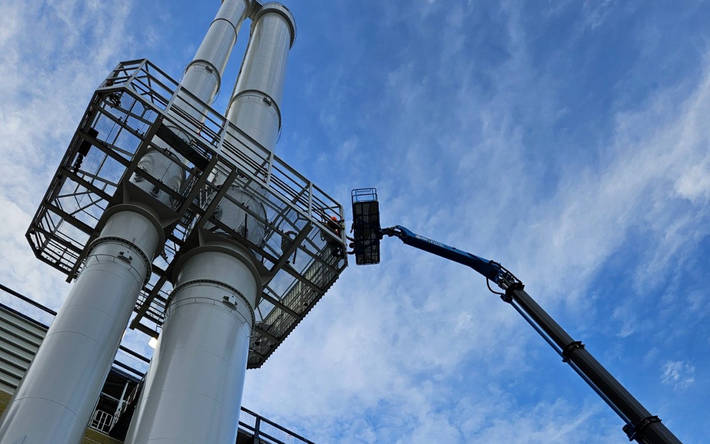 Twee schoorstenen met platform en hoogwerker