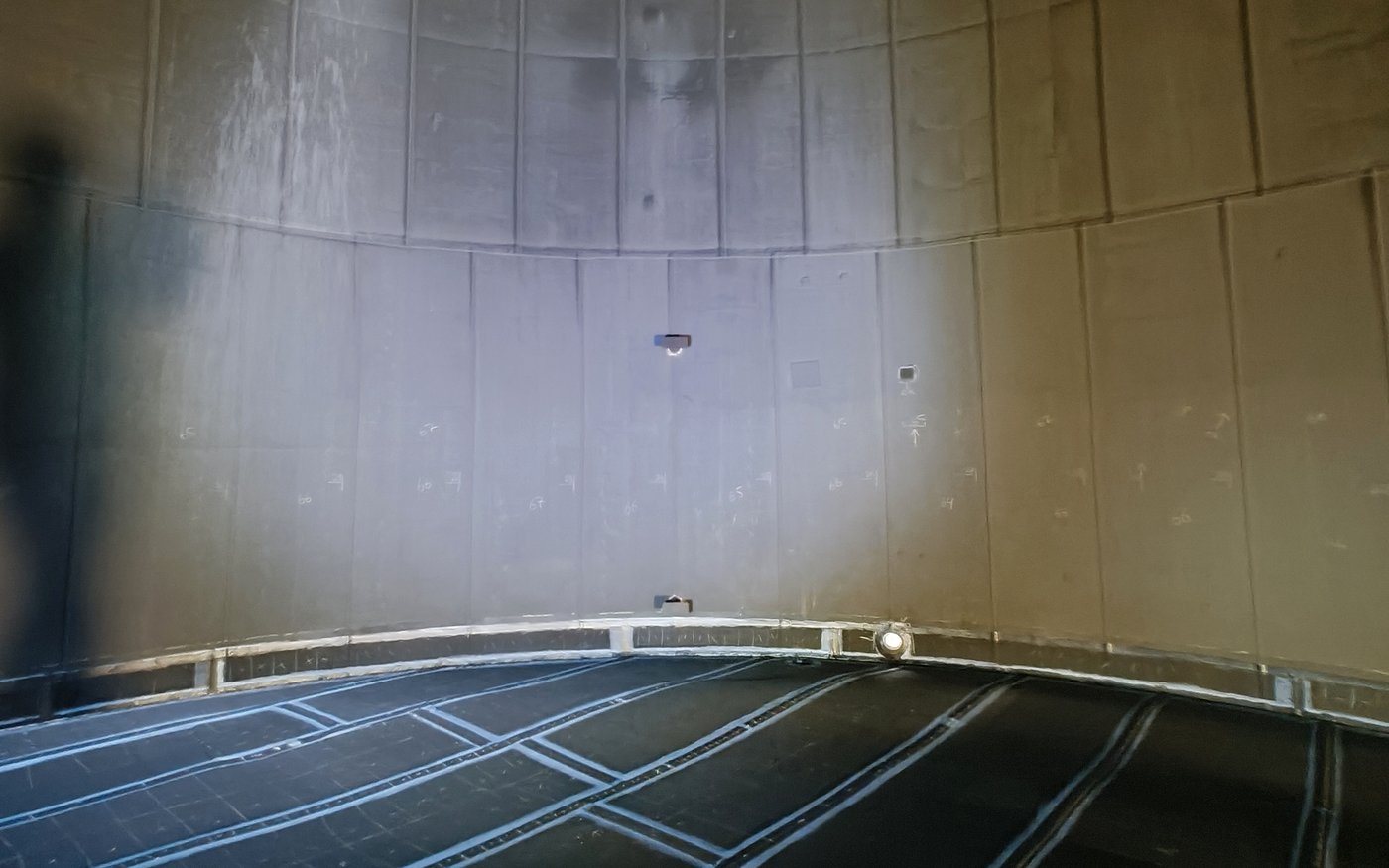 Binnenkant van een grote opslagtank met bekleding